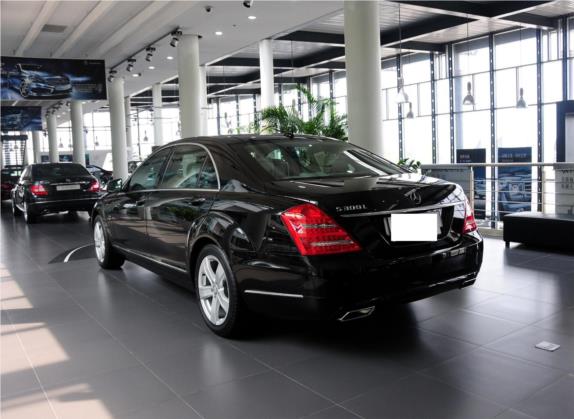 奔驰S级 2012款 S 300 L 尊贵型 Grand Edition 外观   斜后