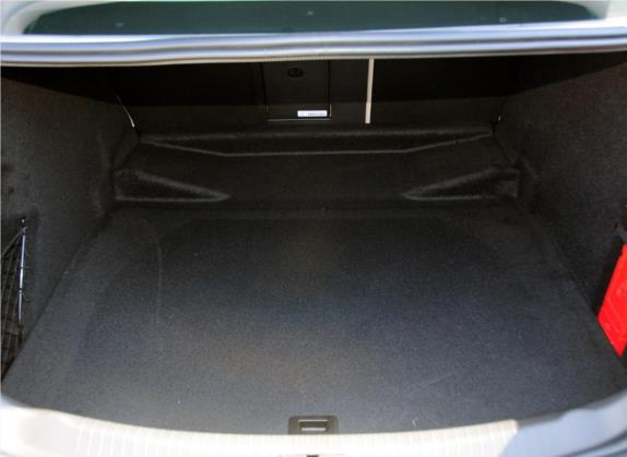 君威 2011款 2.4L SIDI精英版 车厢座椅   后备厢