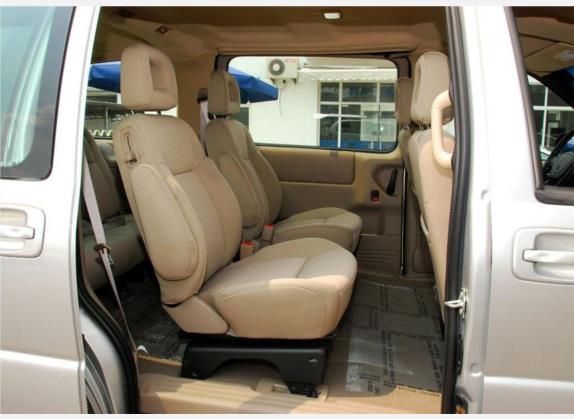 别克GL8 2005款 2.5L CT1 舒适型 车厢座椅   后排空间