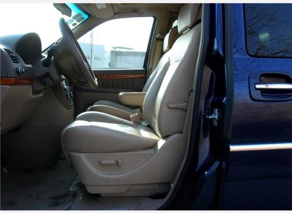 别克GL8 2006款 陆尊 3.0L XT 导航版 车厢座椅   前排空间