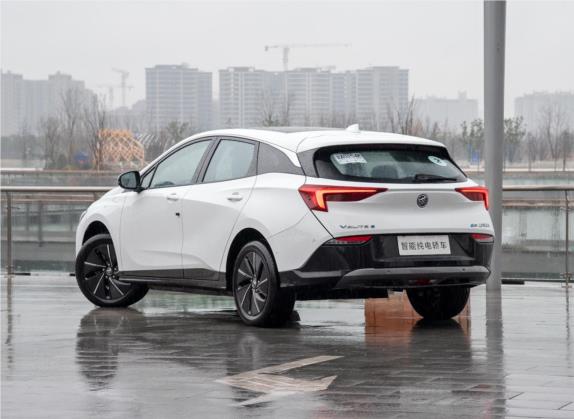 微蓝6 2022款 互联智慧型 PLUS 外观   斜后