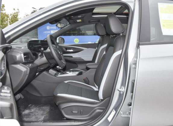 昂扬 2022款 1.5T 智享版 车厢座椅   前排空间