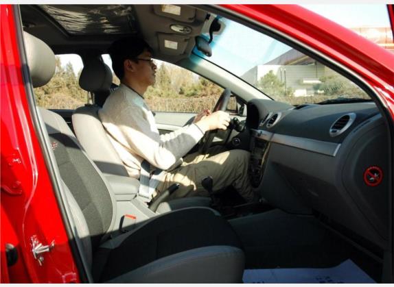 凯越 2008款 HRV 1.6LE-MT运动版 车厢座椅   前排空间