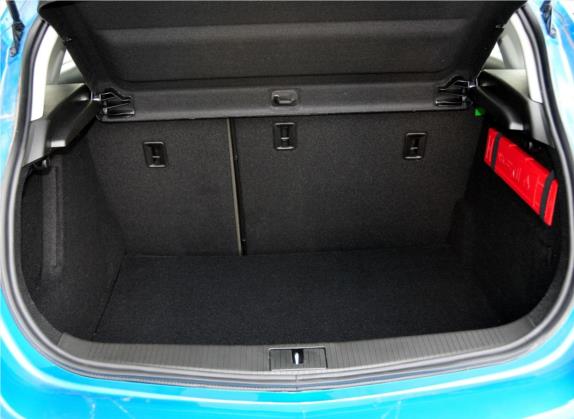 英朗 2012款 XT 1.6T 时尚运动版 车厢座椅   后备厢