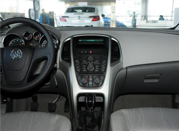 英朗 2013款 XT 1.6L 手动舒适版 中控类   中控台