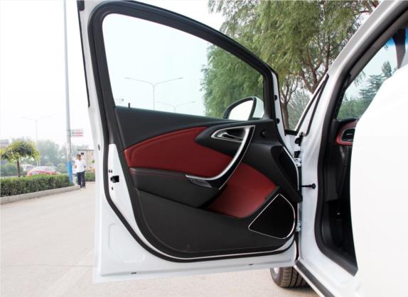 英朗 2013款 GT 1.6T 自动新锐运动版 车厢座椅   前门板