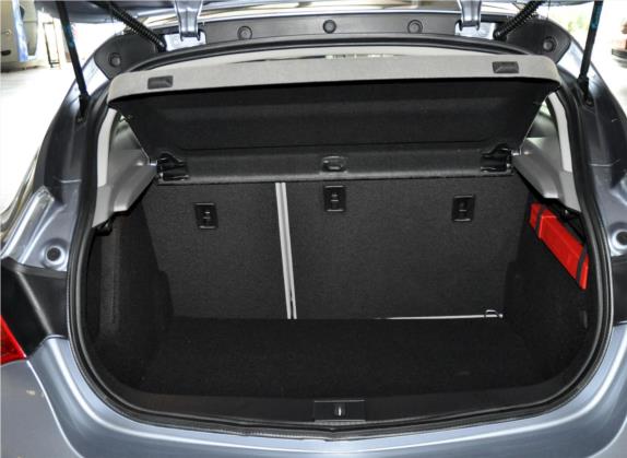 英朗 2014款 XT 1.6L 自动舒适版 车厢座椅   后备厢