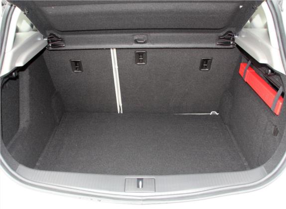 英朗 2014款 XT 1.6L 手动进取版 车厢座椅   后备厢