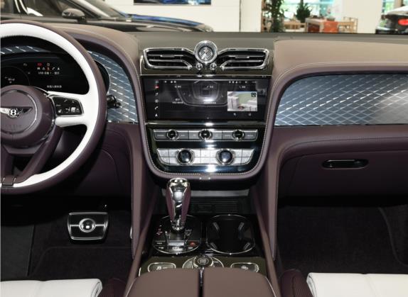 添越 2022款 4.0T V8 中控类   中控台