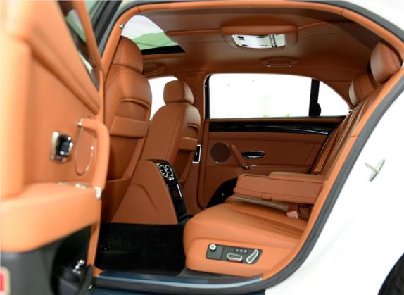 飞驰 2014款 4.0T V8 标准版 车厢座椅   后排空间