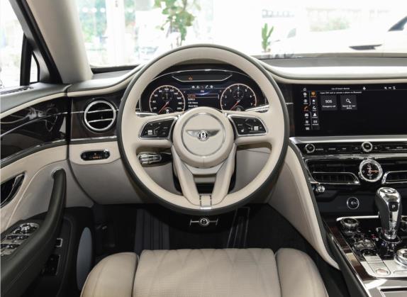 飞驰 2022款 4.0T V8 标准版 中控类   驾驶位