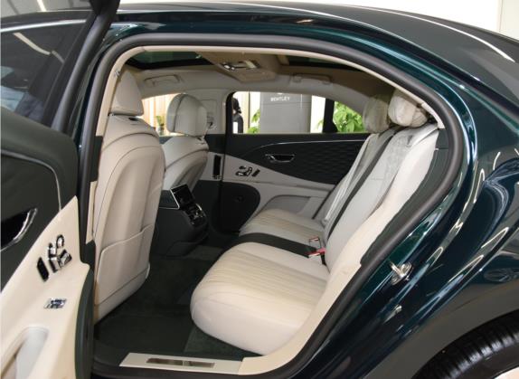 飞驰 2022款 4.0T V8 标准版 车厢座椅   后排空间