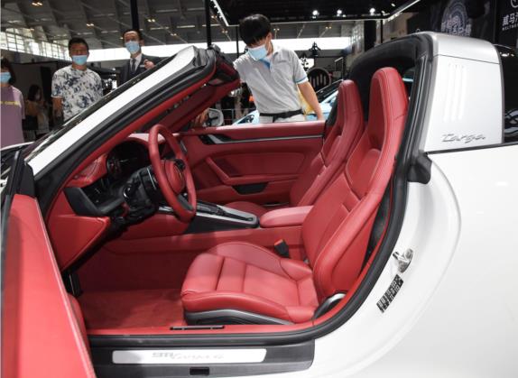 保时捷911 2022款 Targa 4 3.0T 车厢座椅   前排空间