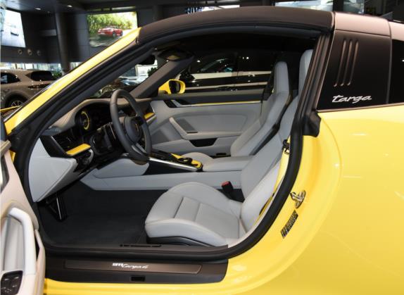 保时捷911 2023款 Targa 4 3.0T 车厢座椅   前排空间