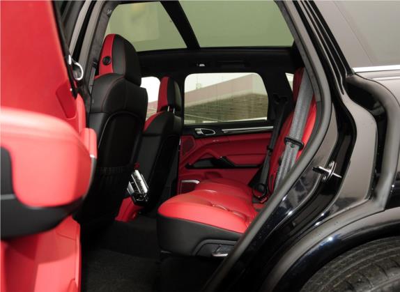 Cayenne 2013款 Cayenne Turbo S 4.8T 车厢座椅   后排空间