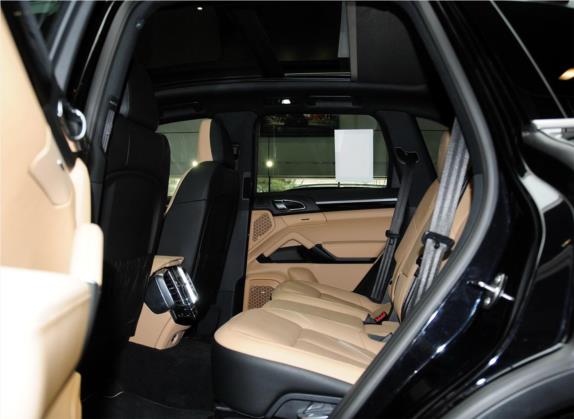 Cayenne 2014款 Cayenne Platinum Edition 3.0T 车厢座椅   后排空间