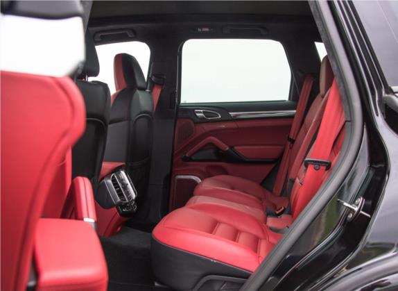 Cayenne 2015款 Cayenne Turbo S 4.8T 车厢座椅   后排空间