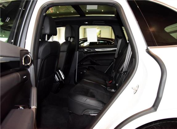 Cayenne 2016款 Cayenne Platinum Edition 3.0T 车厢座椅   后排空间