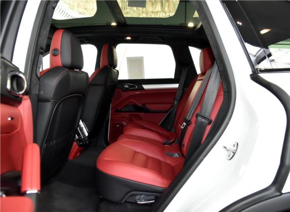Cayenne 2016款 Cayenne Turbo 4.8T 车厢座椅   后排空间
