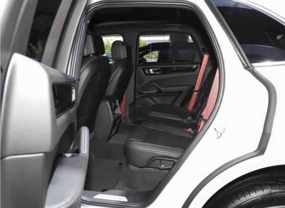Cayenne 2023款 Cayenne 3.0T 铂金版 车厢座椅   后排空间