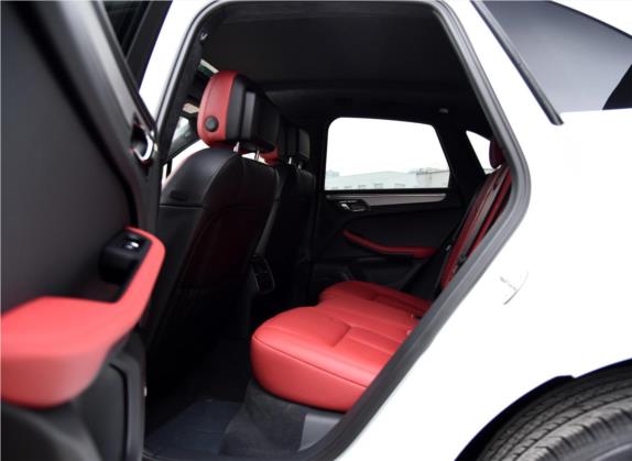 Macan 2016款 Macan Turbo 3.6T 车厢座椅   后排空间