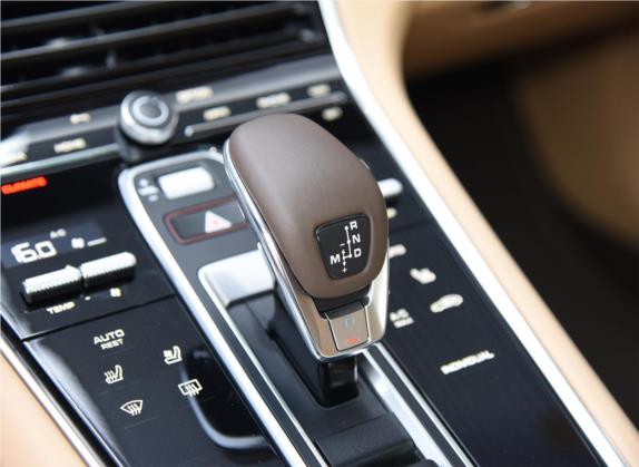 Panamera新能源 2021款 Panamera Turbo S E-Hybrid 行政加长版 4.0T 中控类   挡把