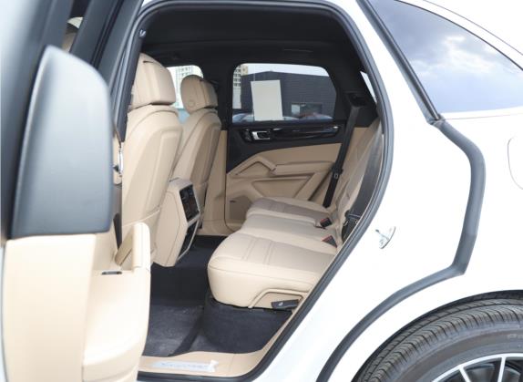Cayenne新能源 2023款 Cayenne E-Hybrid 2.0T 铂金版 车厢座椅   后排空间