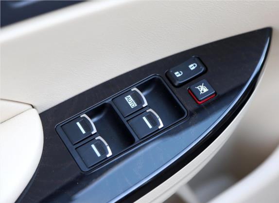 比亚迪G6 2013款 2.0L 手动尊贵型 车厢座椅   门窗控制