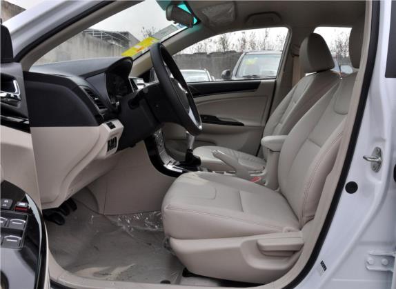 速锐 2012款 1.5L 手动舒适型 车厢座椅   前排空间