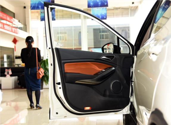 元 2016款 1.5L 手动尊荣型 车厢座椅   前门板