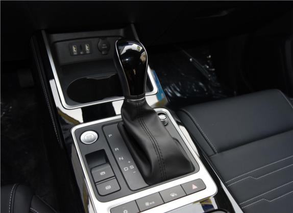 秦 2019款 1.5L 自动尊贵型 中控类   挡把