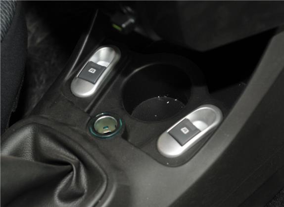 比亚迪F0 2011款 尚酷版 1.0L 悦酷型 车厢座椅   门窗控制
