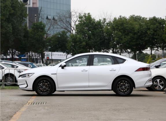 秦PLUS 2021款 EV 400KM 领畅版 外观   正侧