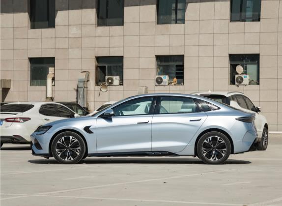 海豹 2022款 550km 标准续航后驱版尊贵型 外观   正侧