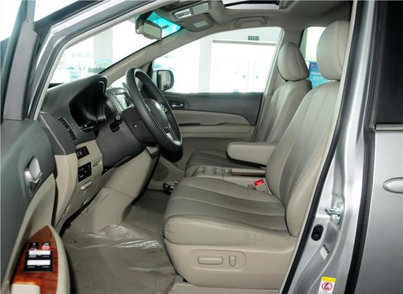 比亚迪M6 2013款 2.4L 手动尊贵型 车厢座椅   前排空间