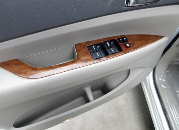 比亚迪M6 2015款 2.4L 自动尊贵版 车厢座椅   门窗控制