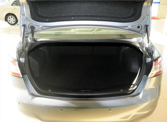 奔腾B90 2012款 2.0L 手动豪华型 车厢座椅   后备厢