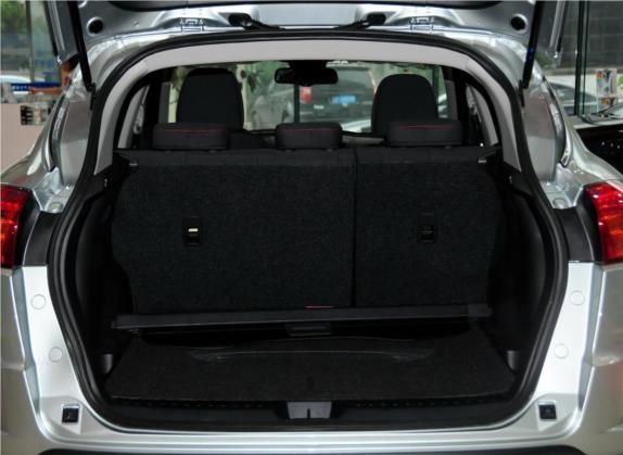 奔腾X80 2013款 2.0L 自动舒适型 车厢座椅   后备厢