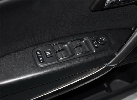 奔腾X80 2015款 2.0L 手动舒适两周年纪念型 车厢座椅   门窗控制