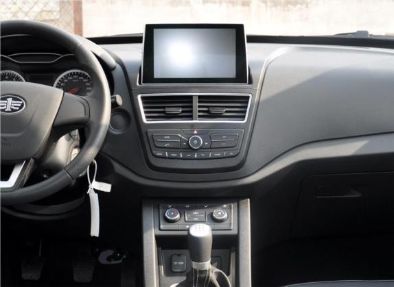 奔腾X40 2018款 网红版 1.6L 手动舒适型 中控类   中控台