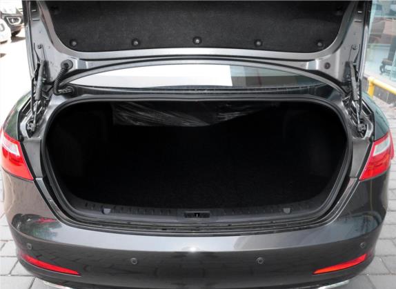 奔腾B70 2014款 2.0L 自动豪华型 车厢座椅   后备厢