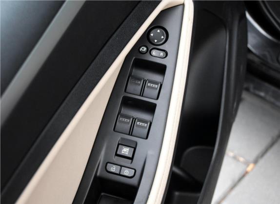 奔腾B70 2014款 2.0L 自动豪华型 车厢座椅   门窗控制