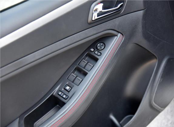 奔腾B70 2016款 2.0L 自动十周年纪念版 车厢座椅   门窗控制