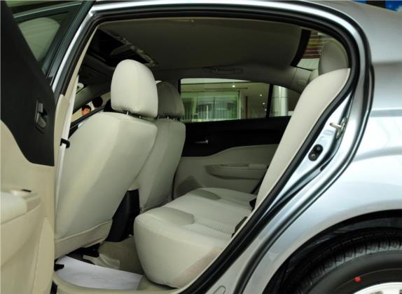 奔腾B50 2011款 1.6L 自动天窗版 车厢座椅   后排空间