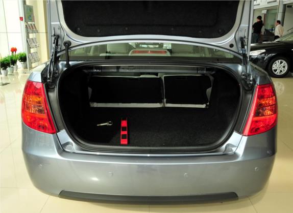 奔腾B50 2011款 1.6L 自动天窗版 车厢座椅   后备厢