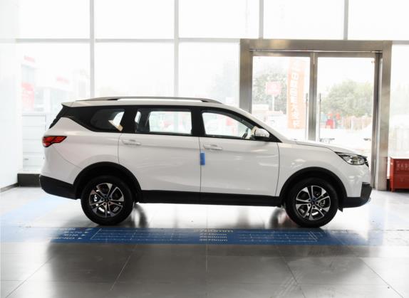 长安欧尚科赛Pro 2021款 1.5T 手动精英型 7座 外观   正侧