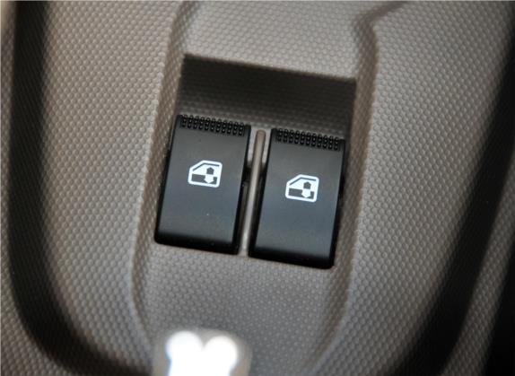 奔奔MINI 2011款 1.0L IMT豪华型 车厢座椅   门窗控制