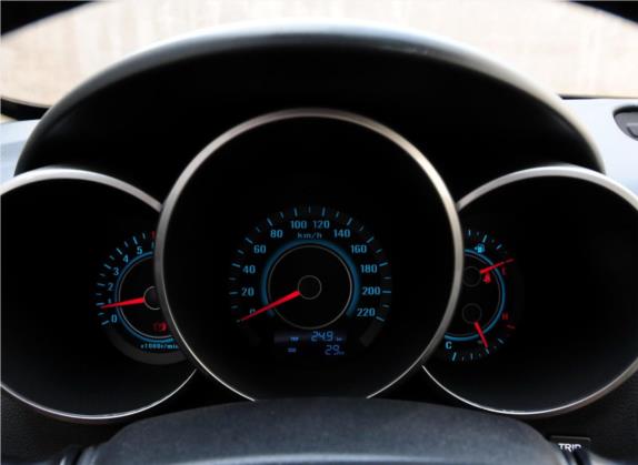 逸动 2013款 1.6L 手动豪华型 国V 中控类   仪表盘