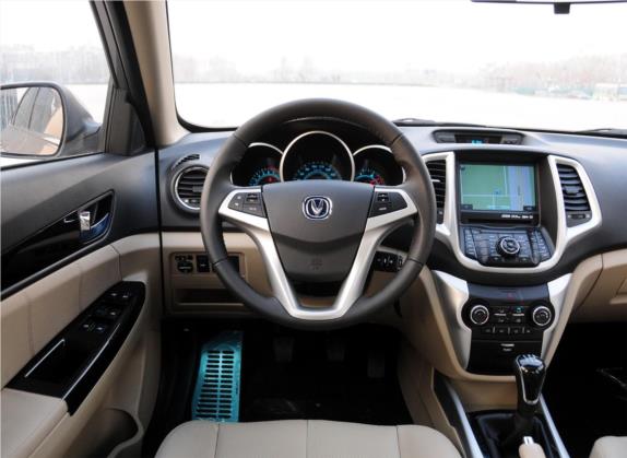 逸动 2014款 1.6L 手动尊贵型 中控类   驾驶位