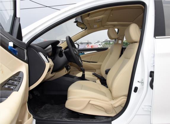 逸动 2016款 1.6L 手动风尚型 车厢座椅   前排空间